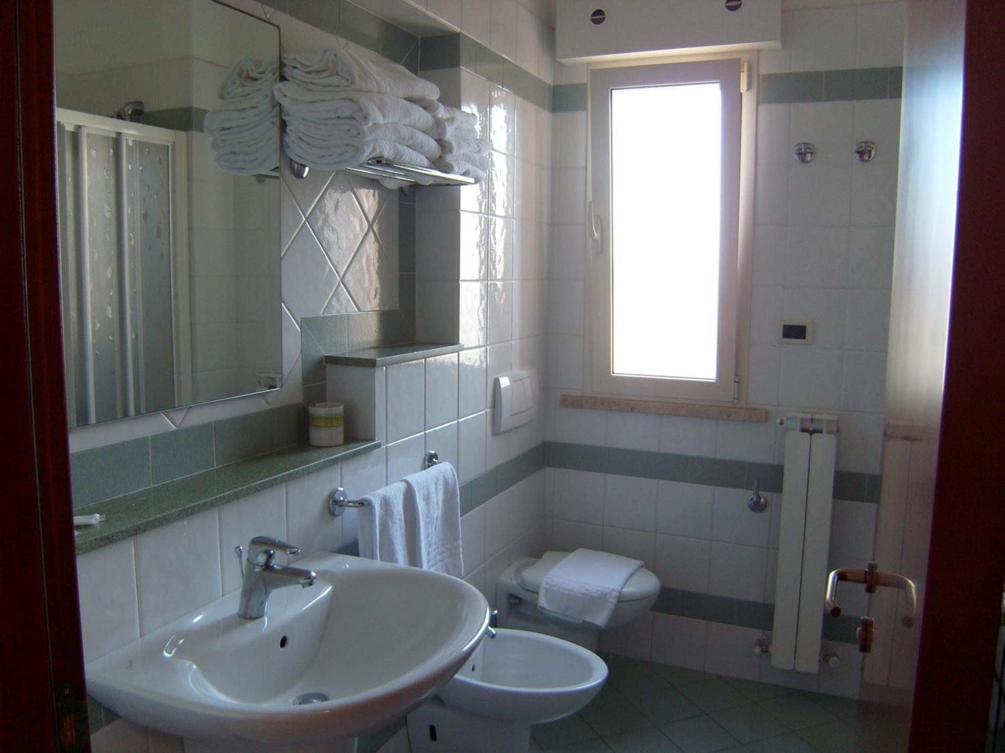 Residence Torre Del Mar Alba Adriatica Cameră foto